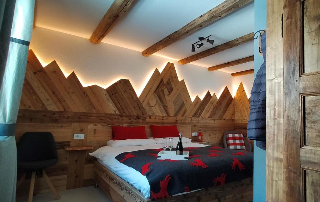 瓦托内切B&B Le Fió的小木屋内一间卧室,配有一张床