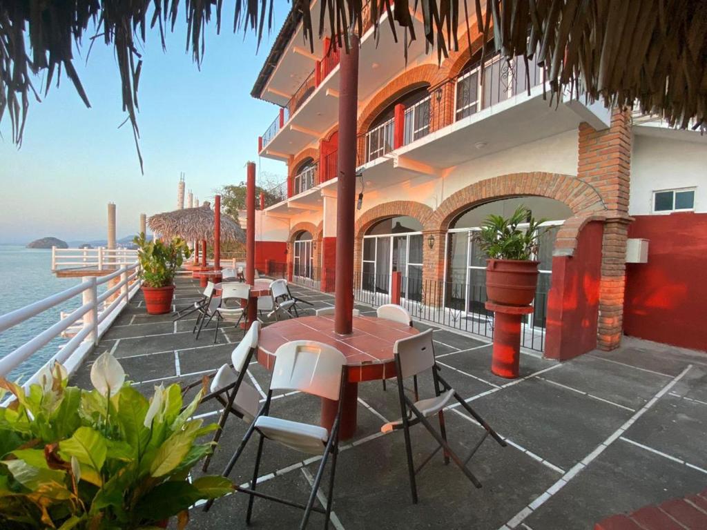 Traditional Sierra Leon Oceanfront Rooms - Adults Only的阳台或露台