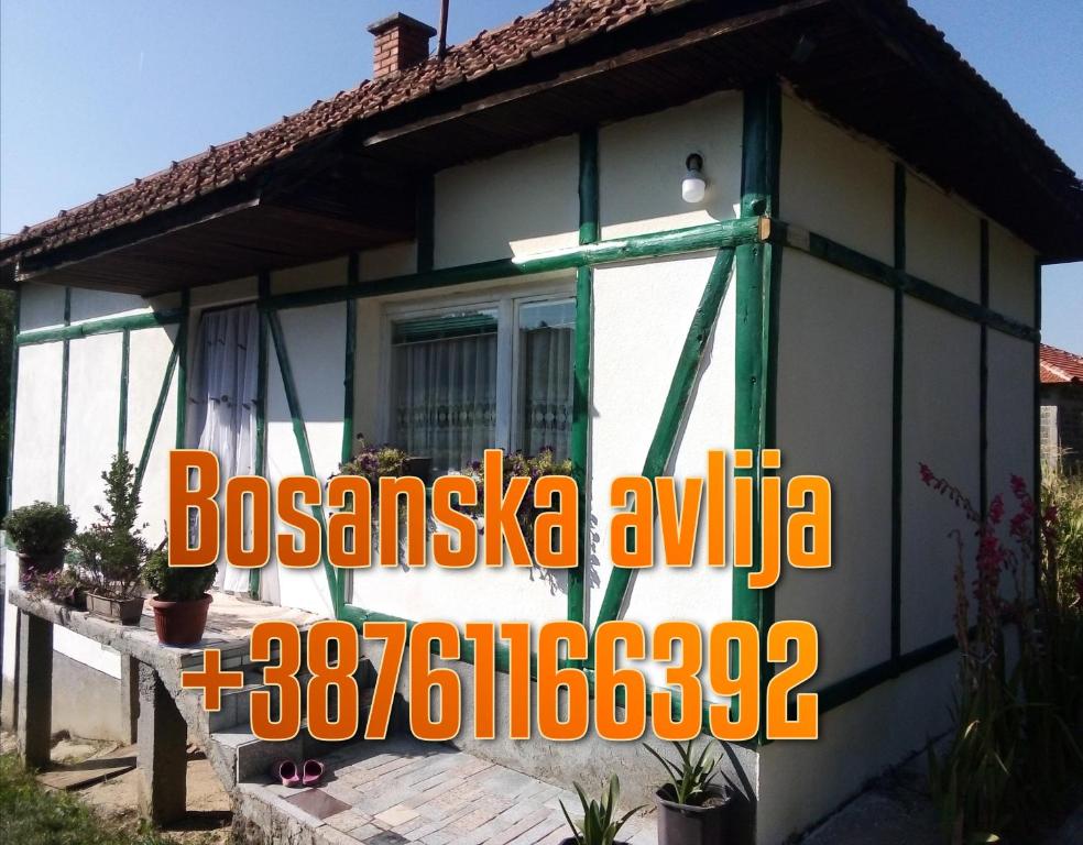 维索科Kuća na selu-Mutvak-的前面有标志的房子