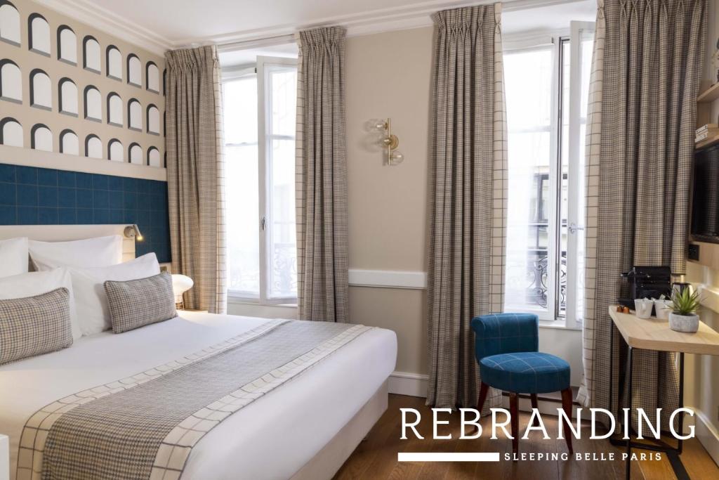 巴黎Hotel Sleeping Belle的配有一张床和一把椅子的酒店客房