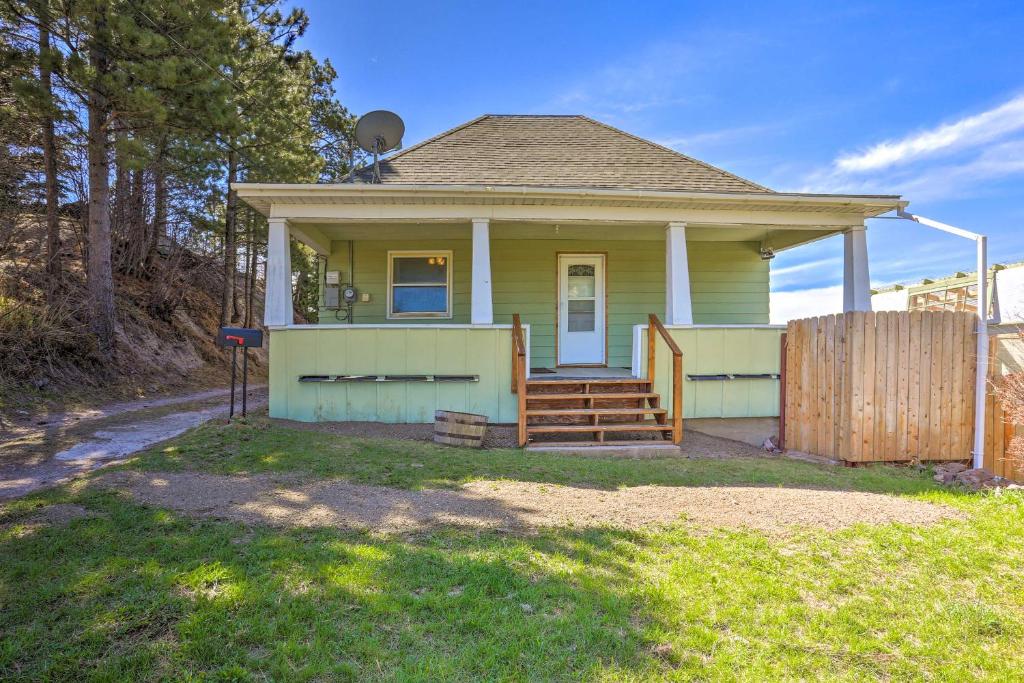 利德Classic Mountain Home, Half Mi to Main Street的一座黄色的小房子,设有木栅栏