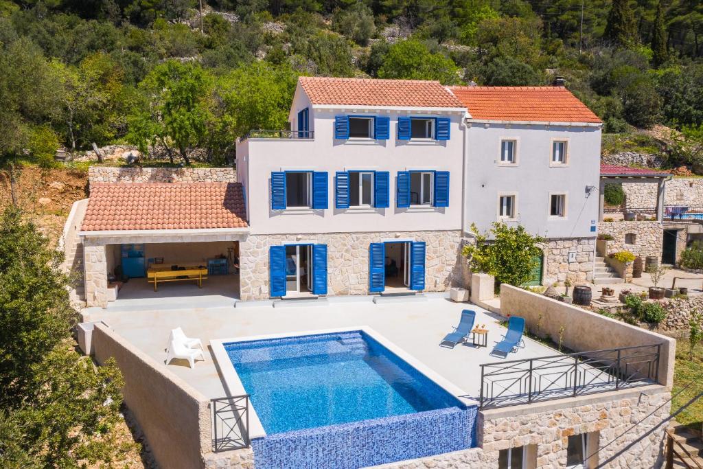 巴比诺波尔杰Villa Korta - Spacious House with Pool的享有带游泳池的别墅的空中景致