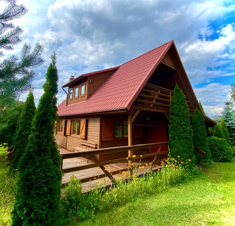 苏尔茨兹诺Amalka Wita的小木屋,设有红色屋顶