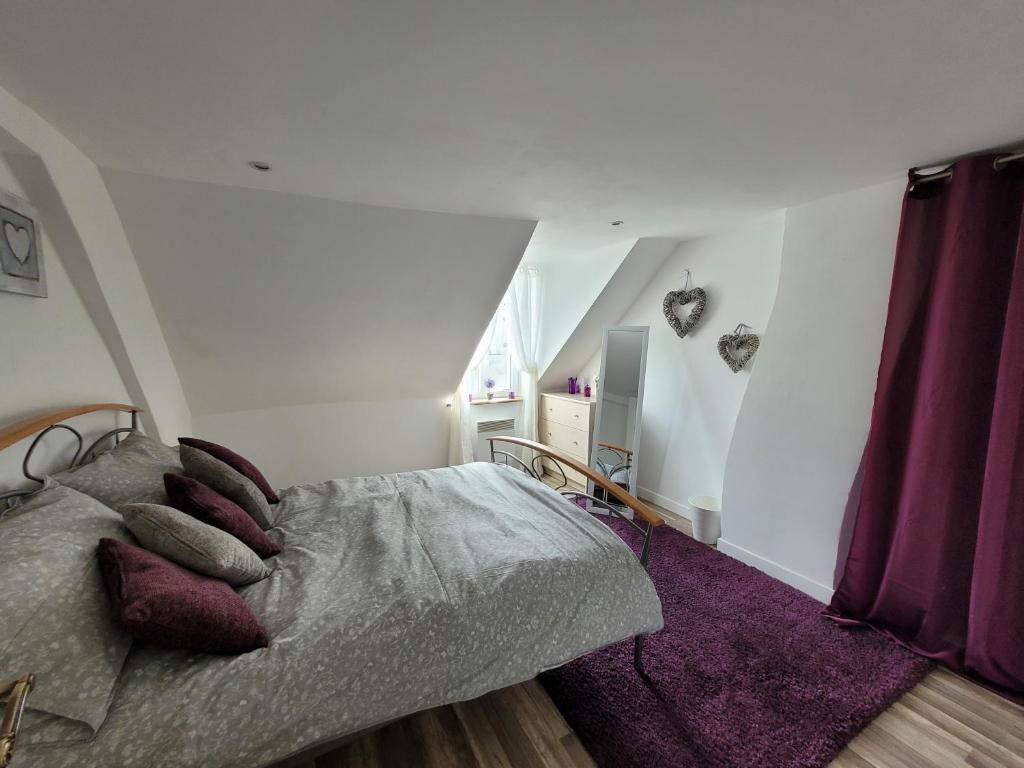 阿尔纳克－蓬帕杜尔Gîte du Vieux Lavoir的一间卧室配有带枕头的床
