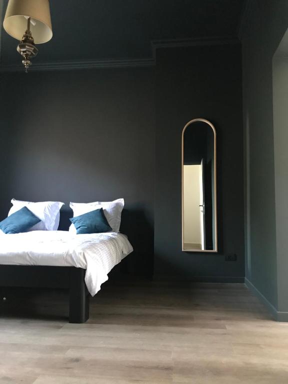 蒂伦豪特Maison Georges的一间卧室配有一张床和镜子