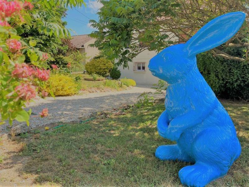 CooleGîte du Lapin Bleu的一只兔子坐在草上的一个蓝色雕像