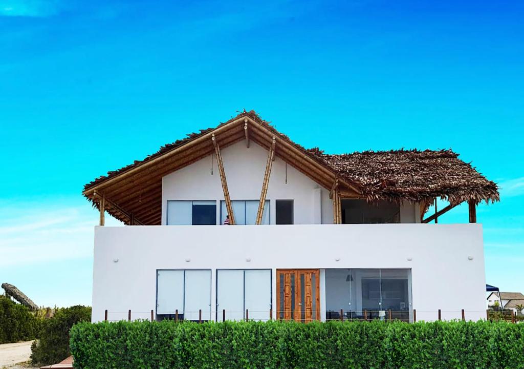 Chincha BajaCASA LUNA的白色的茅草屋顶房屋