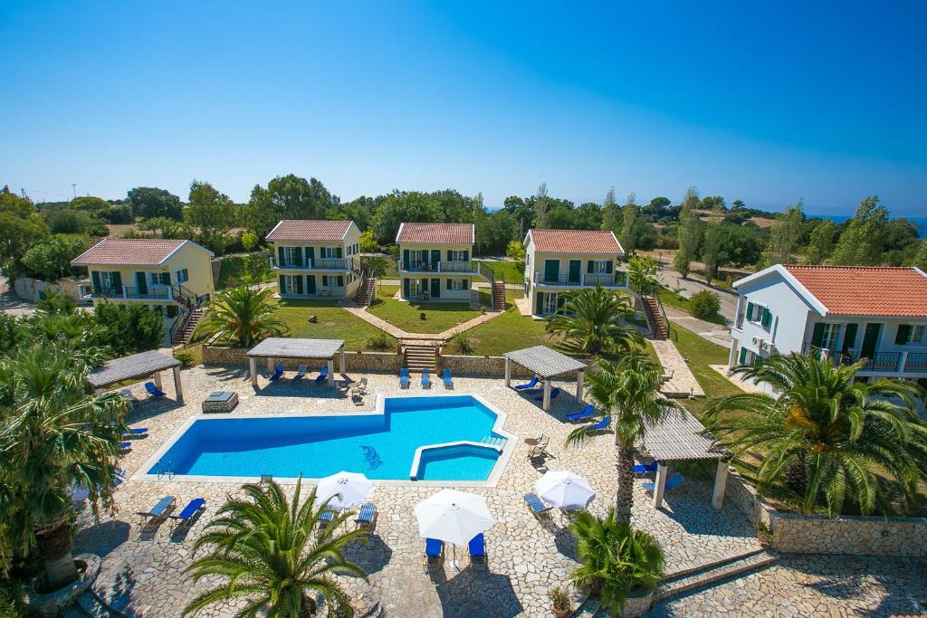 斯巴达利阿卡斯村公寓的享有带游泳池的别墅的空中景致