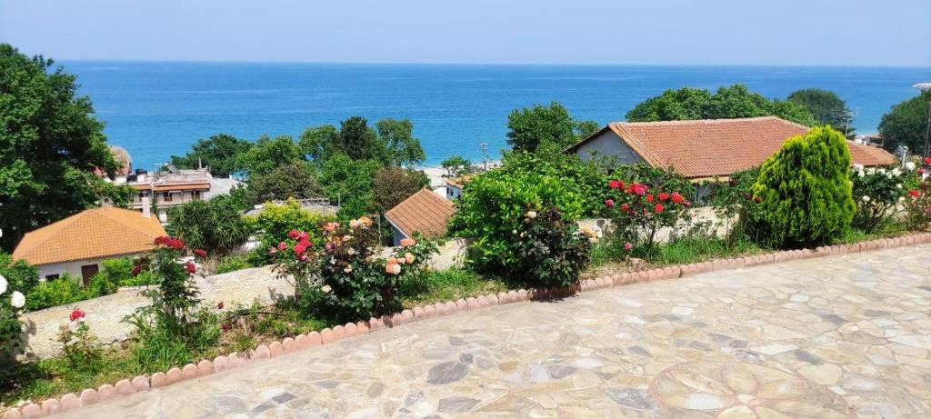 扎戈拉Eleni's House Chorefto的享有鲜花和大海的度假胜地美景