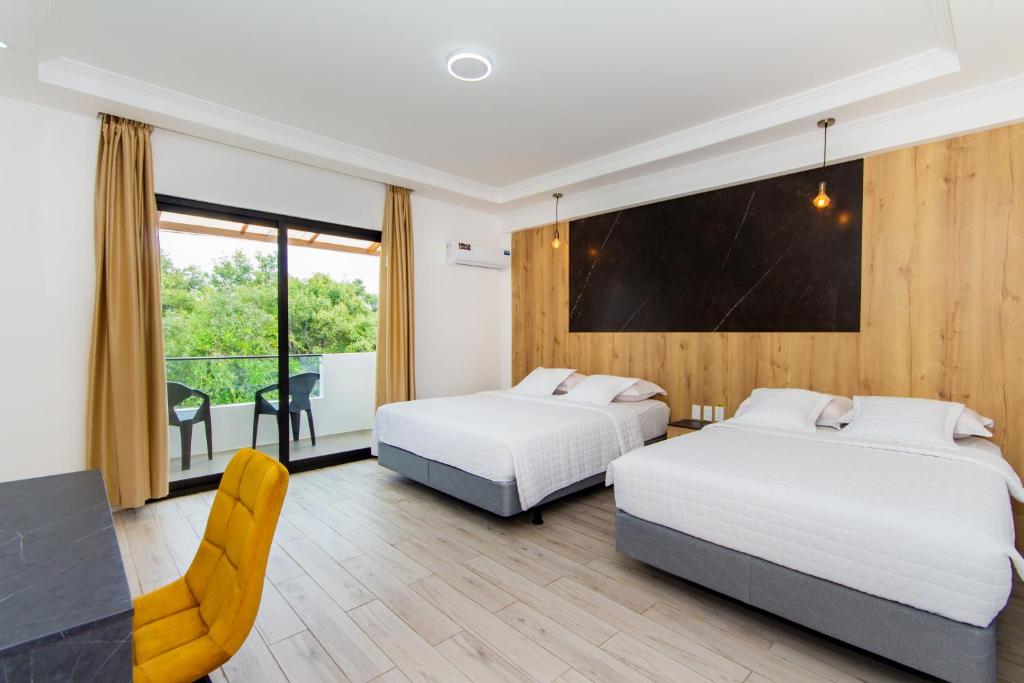 阿约拉港Grand Hotel Leon Marino Galapagos的带阳台的客房内的两张床