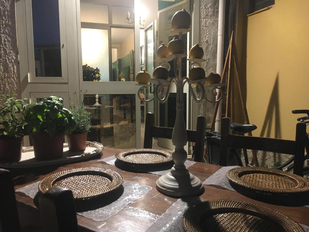 马尔萨拉MUREX的餐桌、椅子和植物桌子