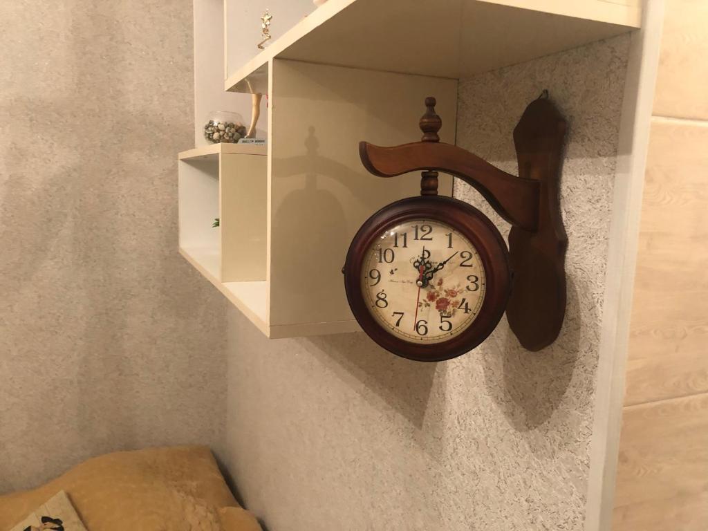 库塔伊西Guesthouse BATU的挂在墙上的钟