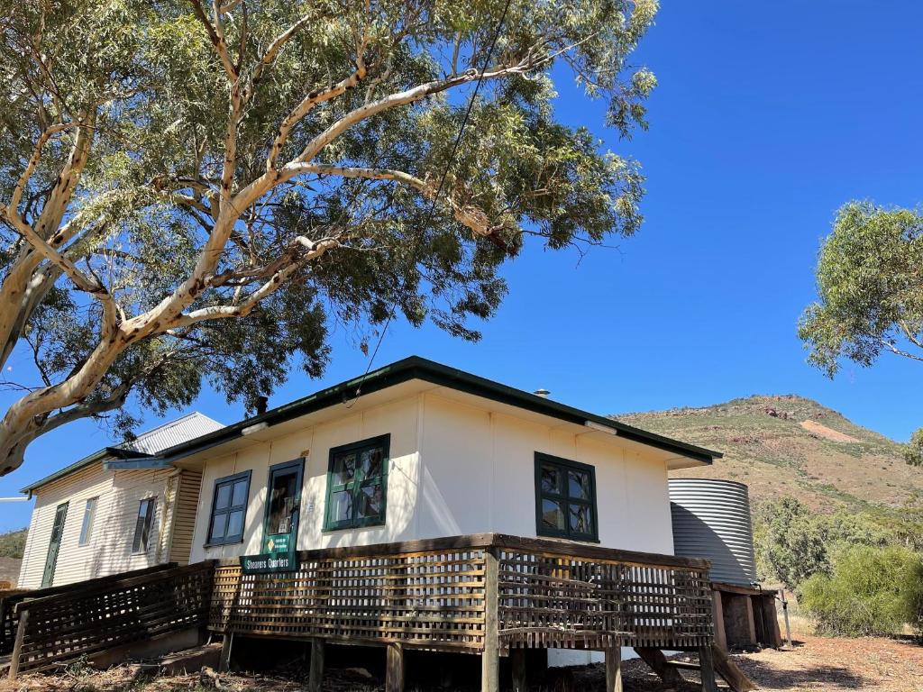 QuornShearers Quarters - The Dutchmans Stern Conservation Park的前面有一棵树的老房子