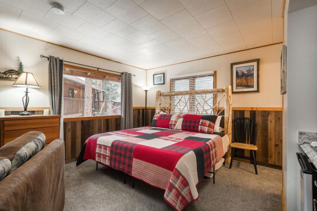 埃斯蒂斯帕克Ponderosa Lodge的一间卧室设有一张床和一个窗口