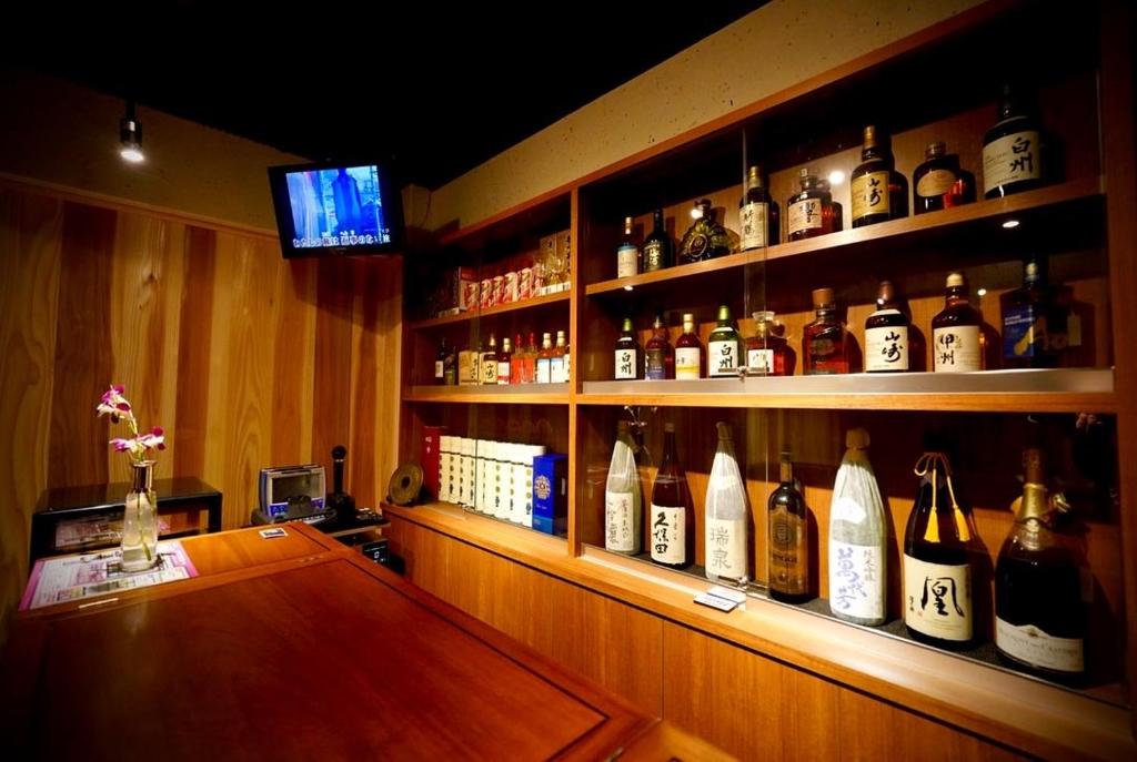 八王子市Kougetsu Sanso -- Moon Villa in Tokyo的酒吧里有很多瓶装酒精饮料