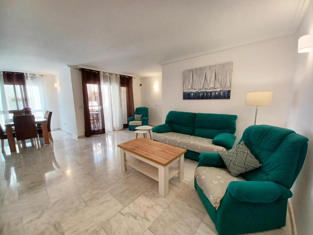 莫莱拉APARTAMENTO MORAIRA - 3 Habitaciones的客厅配有绿色沙发和桌子