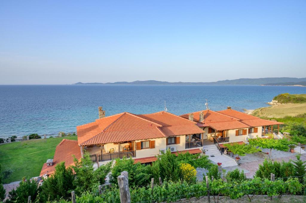 伊里斯斯Mpalmpanas Villas的海景度假屋