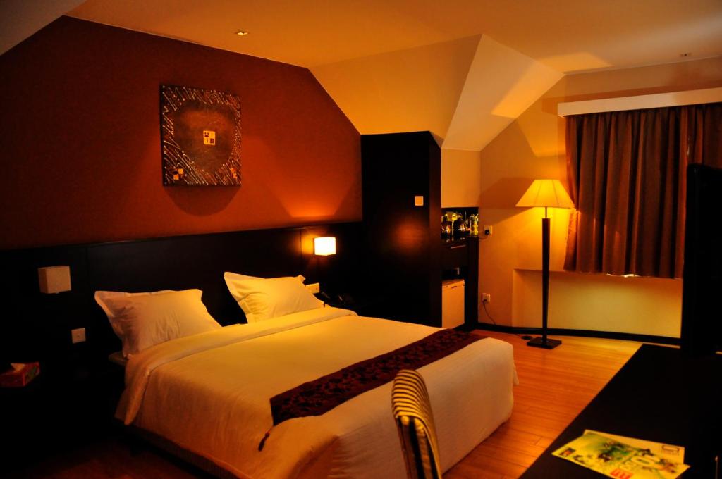 Kuala Belait达广场酒店 的卧室配有一张白色大床