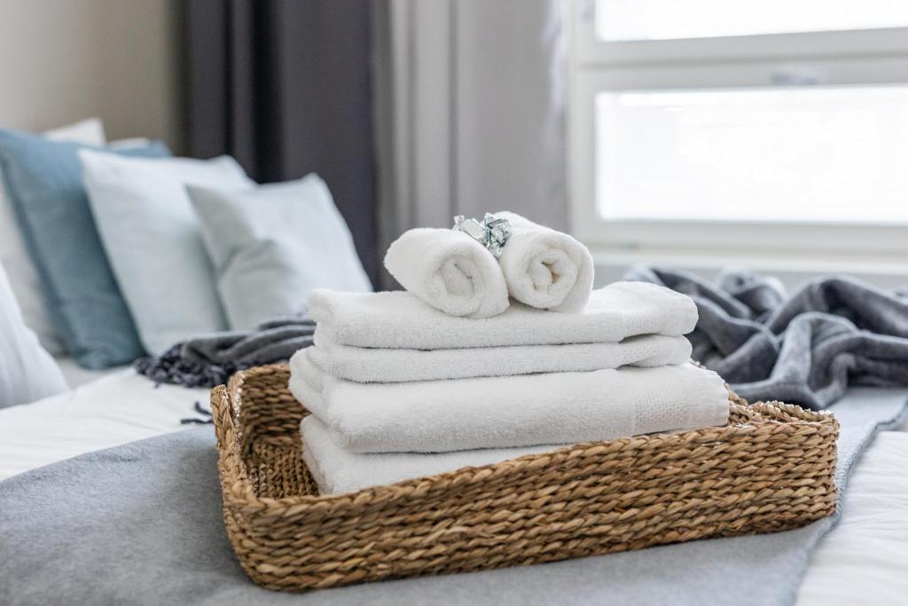 罗瓦涅米Arctic Starry City Suite的床上一篮子上的一大堆毛巾