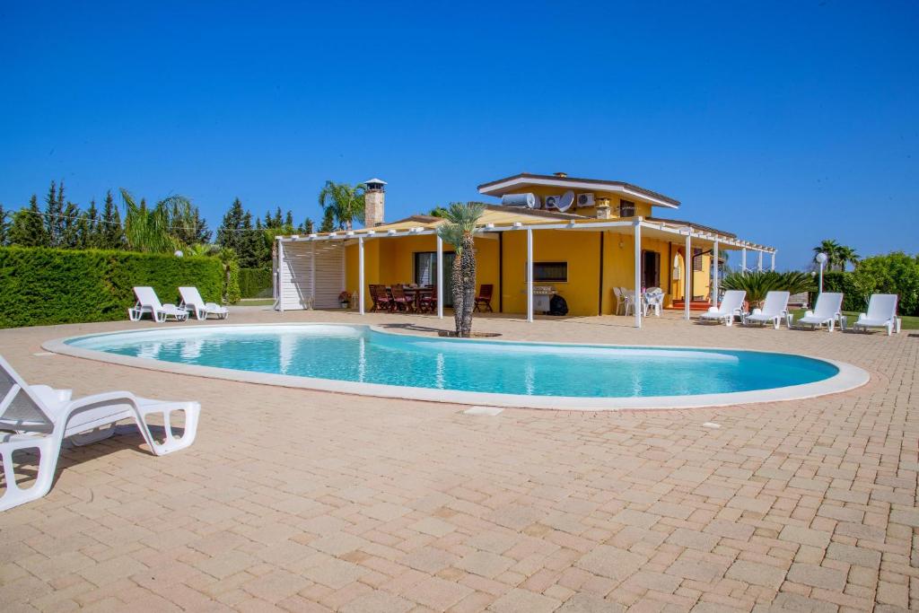 梅利萨诺Meadow luxury villa的房屋前的游泳池