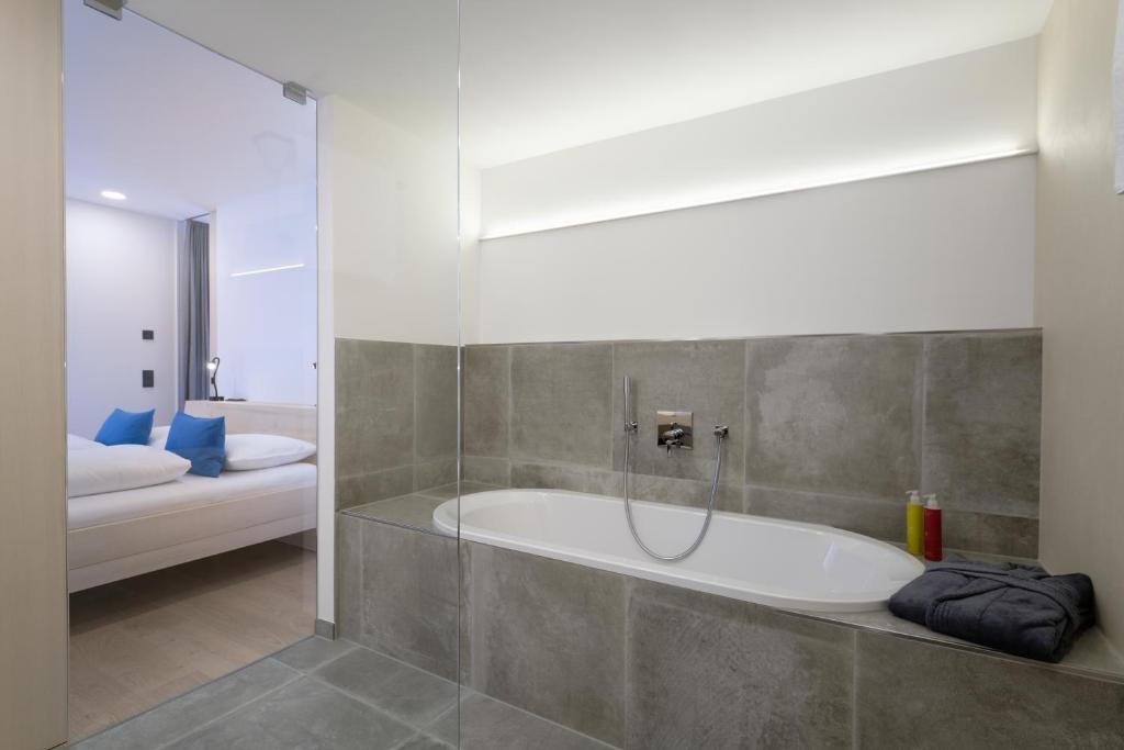 巴特维塞Alpin Chalet Trinkl - adults only ab 16 Jahren的设有带浴缸和淋浴的浴室。