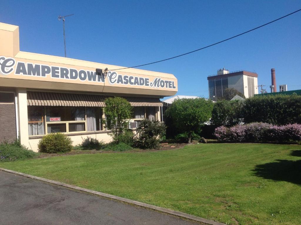 坎伯当坎珀卡斯卡德汽车旅馆的一座带有独立联系人读取标志的建筑
