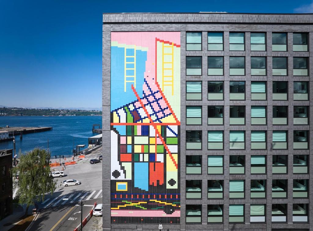 西雅图citizenM Seattle Pioneer Square的建筑一侧的壁画