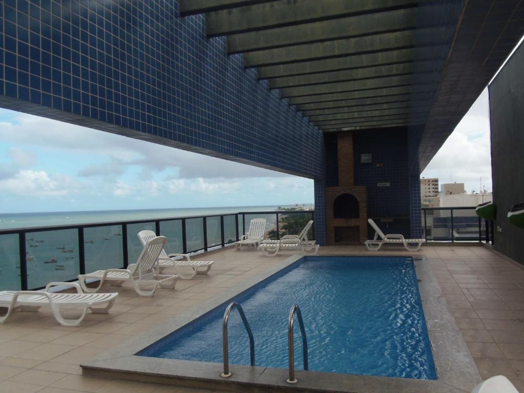 马塞约Apartment Neo 2.0的一座海景建筑中的游泳池