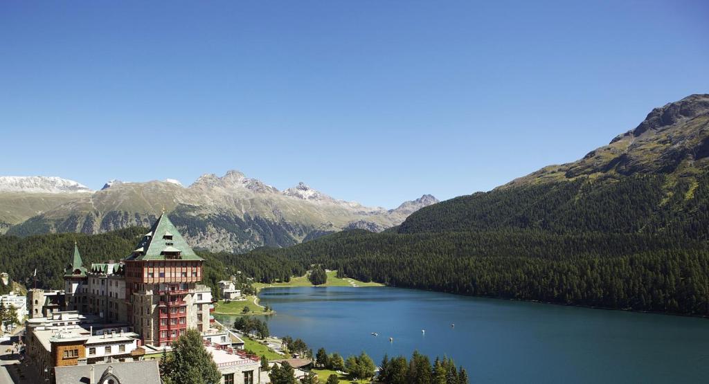 圣莫里茨Badrutt's Palace Hotel St Moritz的湖畔的大建筑