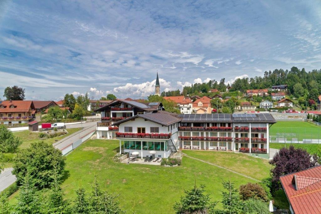 巴彻尔堡Hotel Beinbauer的享有校园空中景色,设有一座大建筑