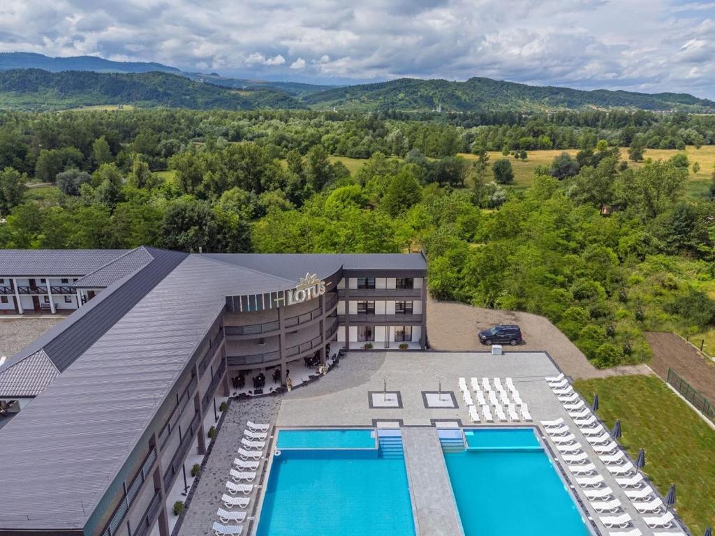 索洛特维诺Lotus & Spa的享有酒店空中美景,设有游泳池