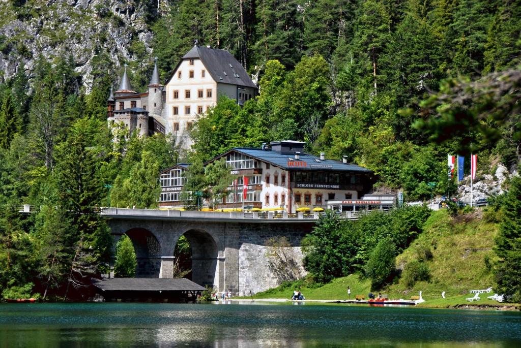 纳瑟莱特方恩斯坦湖城堡酒店的一座建在湖上的桥梁