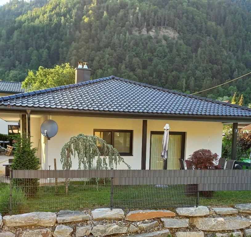 奥西亚歇尔湖畔施泰因多夫Ferienhaus Natura 2000的一座小房子,后面有山
