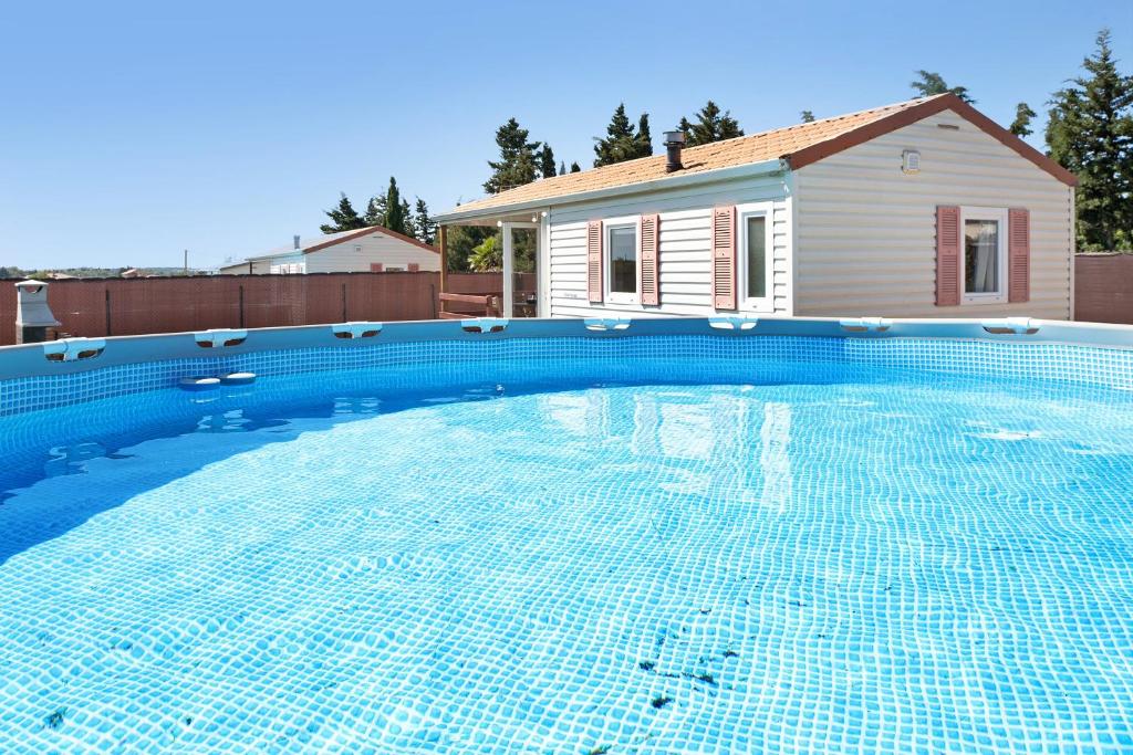 罗切Eloy Playa 3 - Sólo Familias的房屋前的游泳池