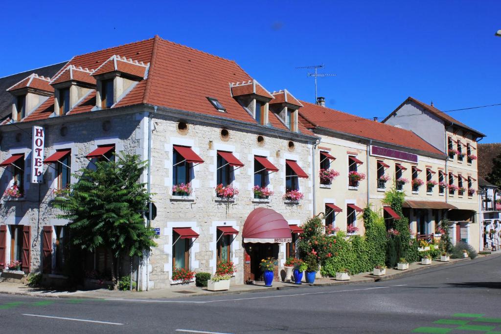 圣萨蒂尔卢瓦尔酒店的街道上一座带红色遮阳篷的大建筑