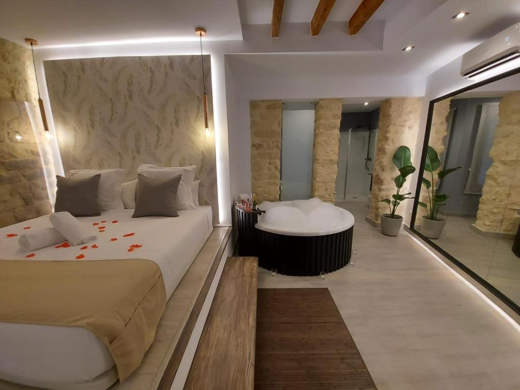 阿利坎特S30丽娜维多利亚公寓酒店 的一间卧室设有一张大床和一个浴缸