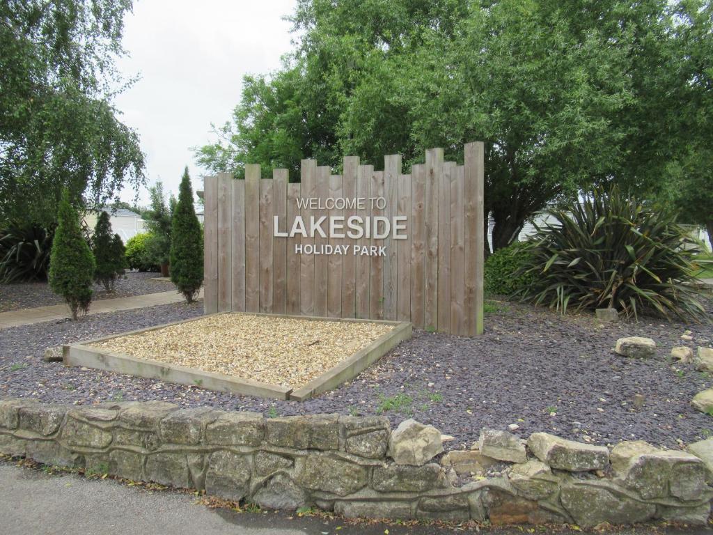 奇切斯特Chichester Lakeside Self-Catering Holiday Home的湖上杀虫剂标志公园标志