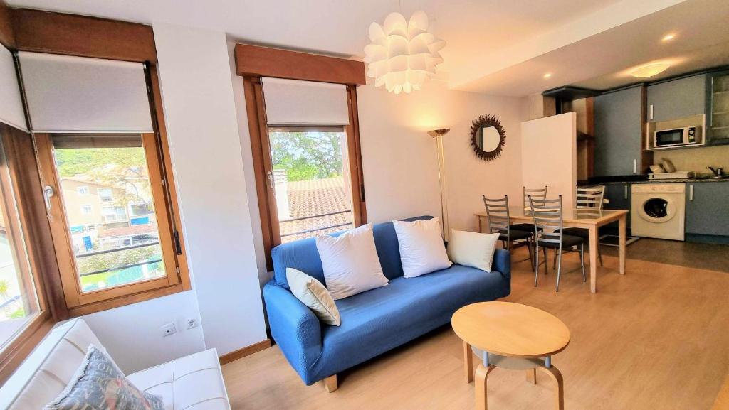巴罗德亚尼斯Apartamento Vacacional Roma的客厅配有蓝色的沙发和桌子