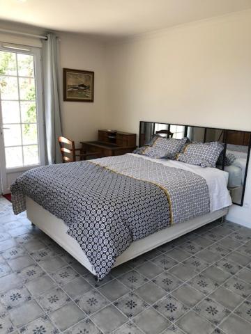 尼姆Nîmes calme的一间卧室配有一张带黑白色棉被的床