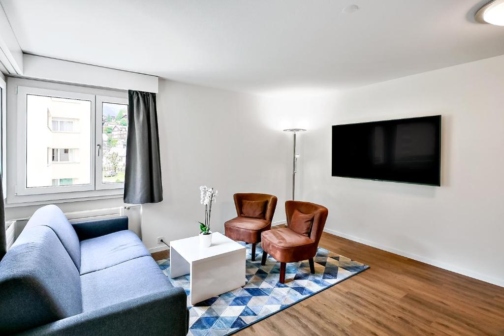 英格堡Apartment nearby Titlis Station的客厅配有沙发和两把椅子