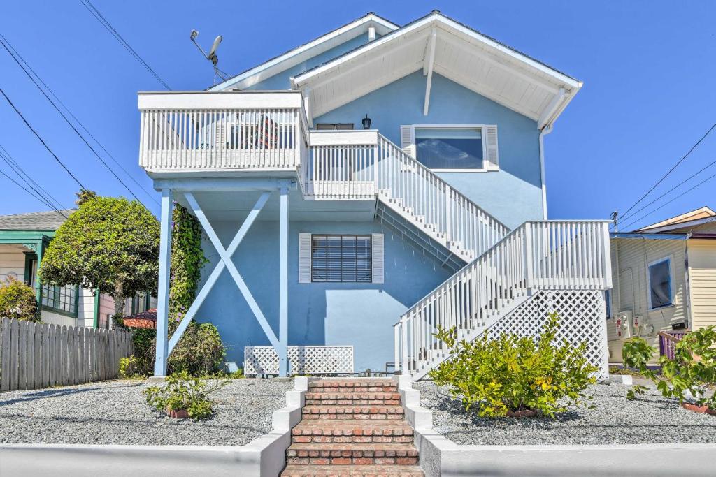 蒙特雷Breezy Monterey Apt Walk to Downtown and Beach的蓝色房子前面有楼梯