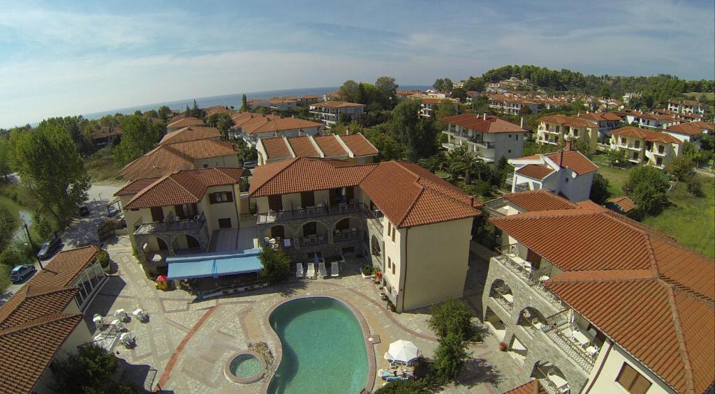 希维利Hotel Argo的享有带游泳池的房屋的空中景致