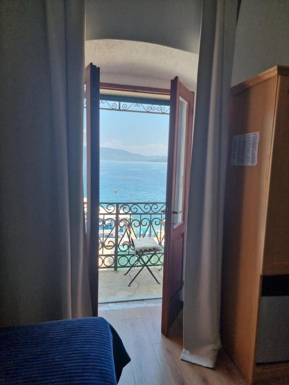 瓦伦Palac - Giordano的一间卧室设有一扇门,享有海景