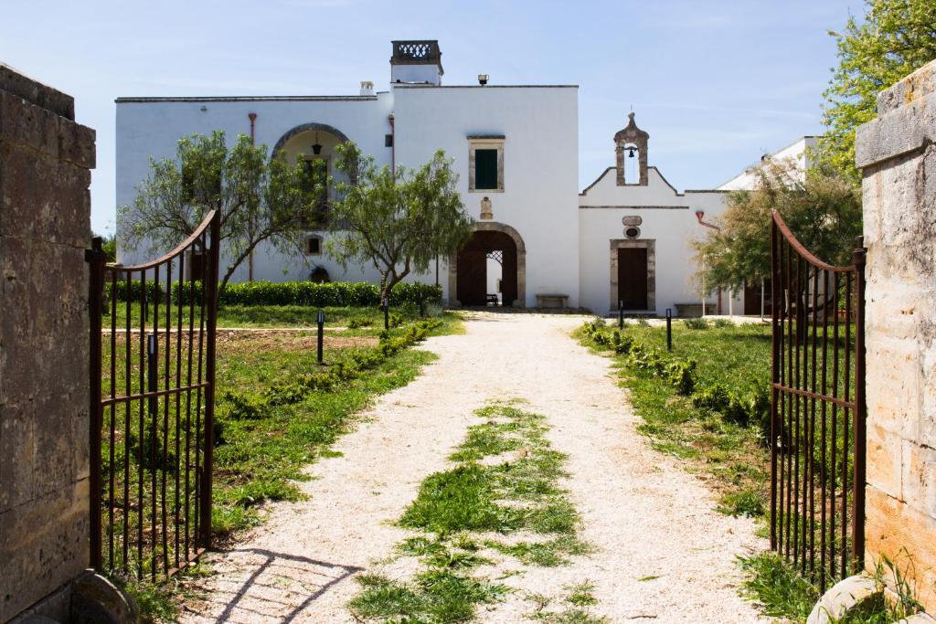 图里马塞里亚奥兰迪乡村民宿的通往教堂建筑的大门
