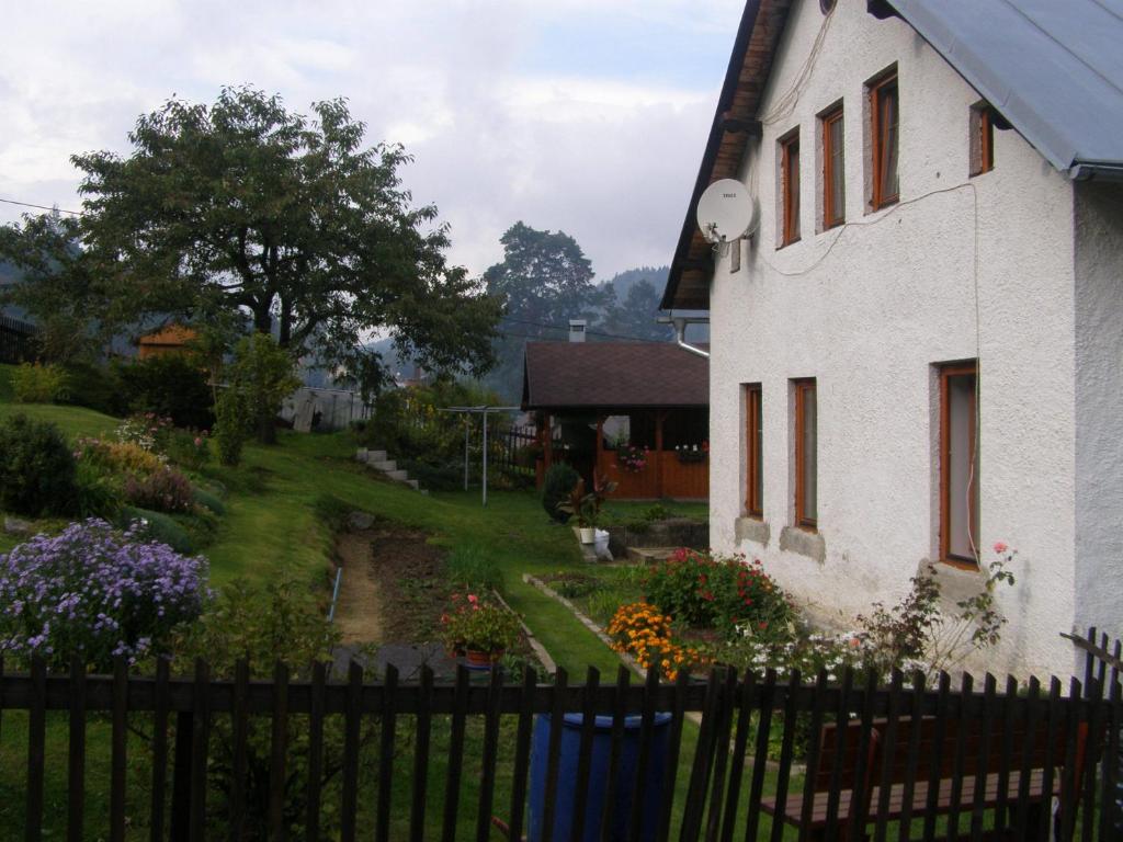 约瑟夫杜尔Ubytování U Kramárů的白色的房子,有栅栏和院子