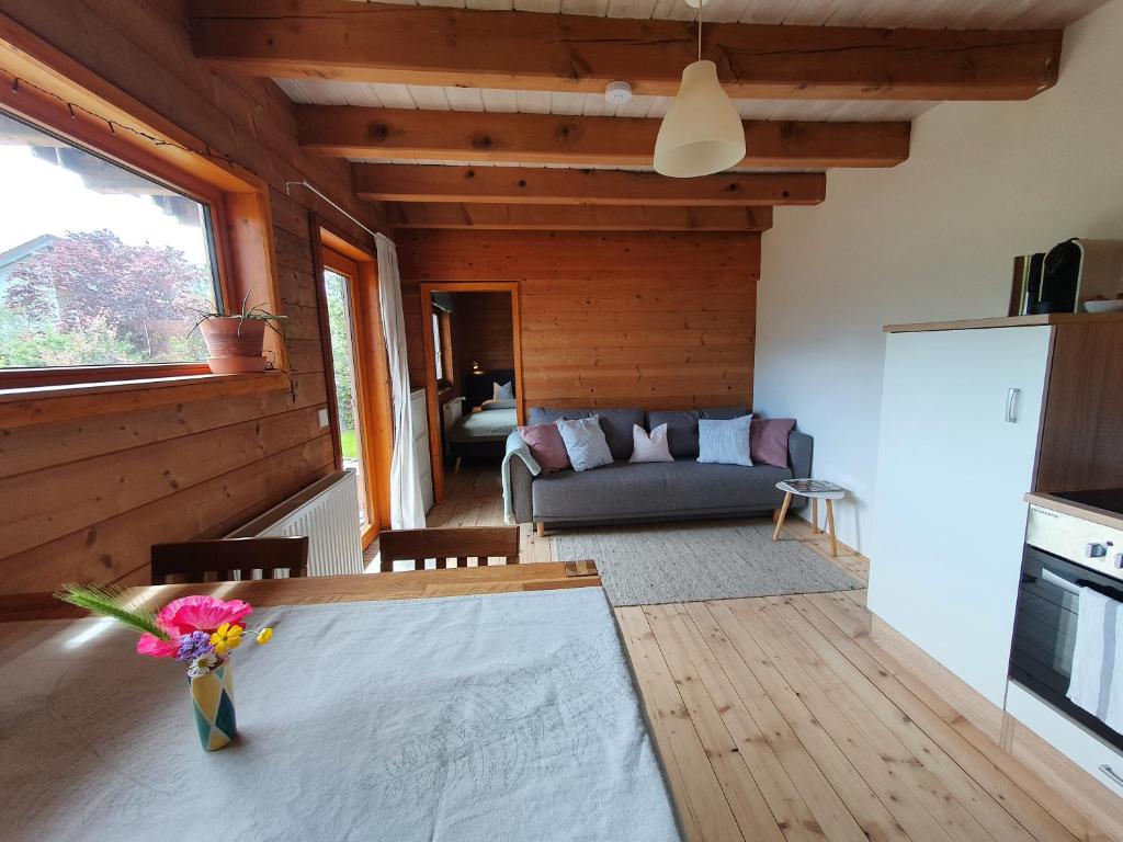 柏林Helle und idyllische 2 Zimmer Wohnung am Rande von Berlin的客厅配有桌子和沙发