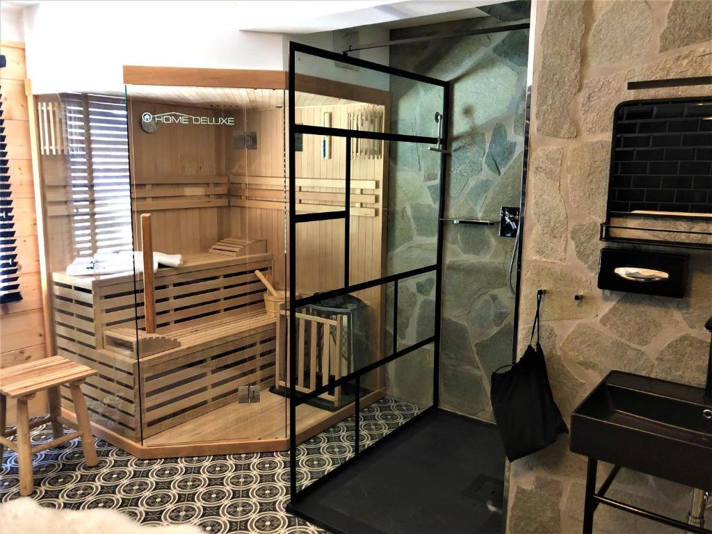 因泽尔Sauna & Whirlpool - ALPENLIEBE APARTments的浴室里设有玻璃门淋浴