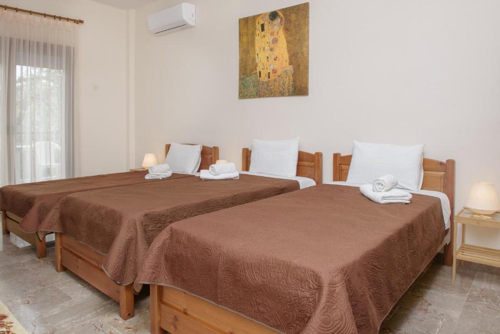伊里斯斯Dili Apartments的两张睡床彼此相邻,位于一个房间里