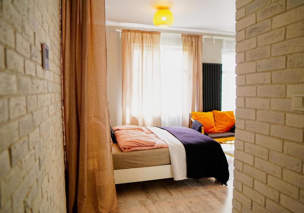 埃尔布隆格Apartament Ohar Downtown的卧室在窗户前配有一张床