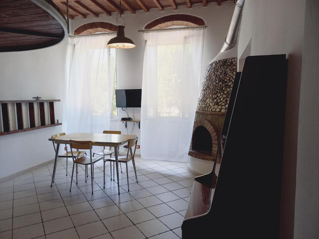 利沃诺Casina del porto的客厅配有桌子和壁炉